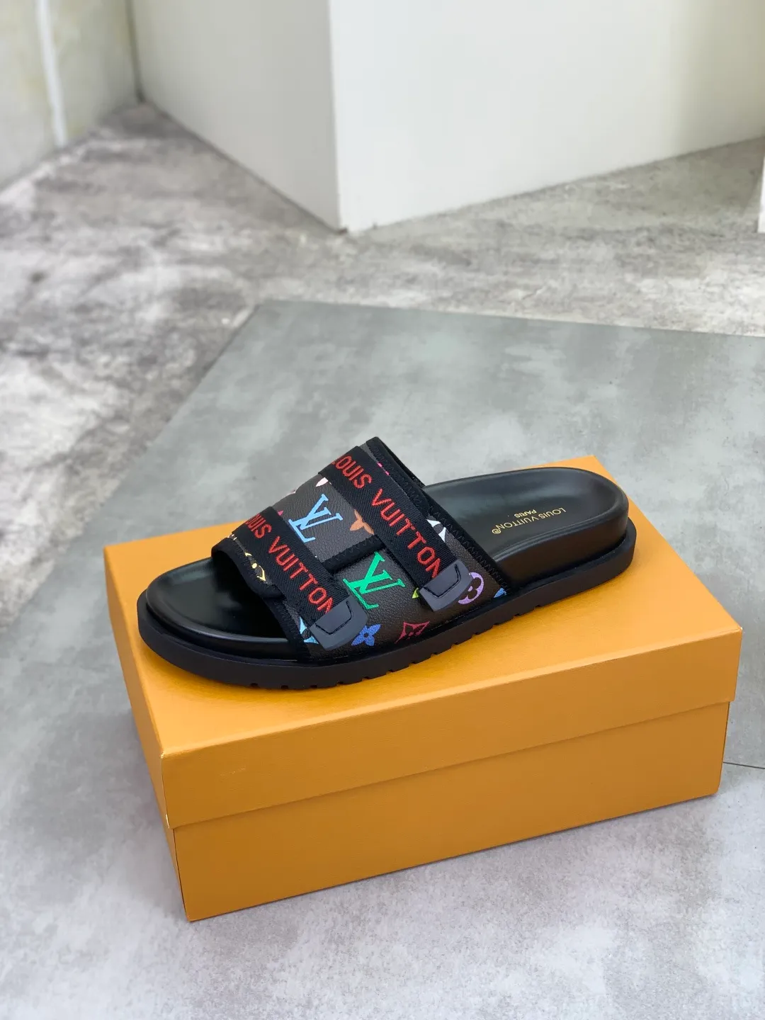Men's shoes 💰P320💰【New style】🆘 Original quality 【LOUIS VUITTON】The popular Louis Vuitton LV men's slippers on the official website are on sale simultaneously! Original fabric imported from Italy, original factory special supply, code number: 38-44 (45 customized), many colors available